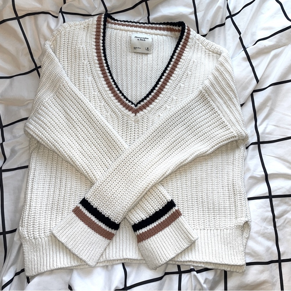 Abercrombie and Fitch V-Neck Sweater Size M